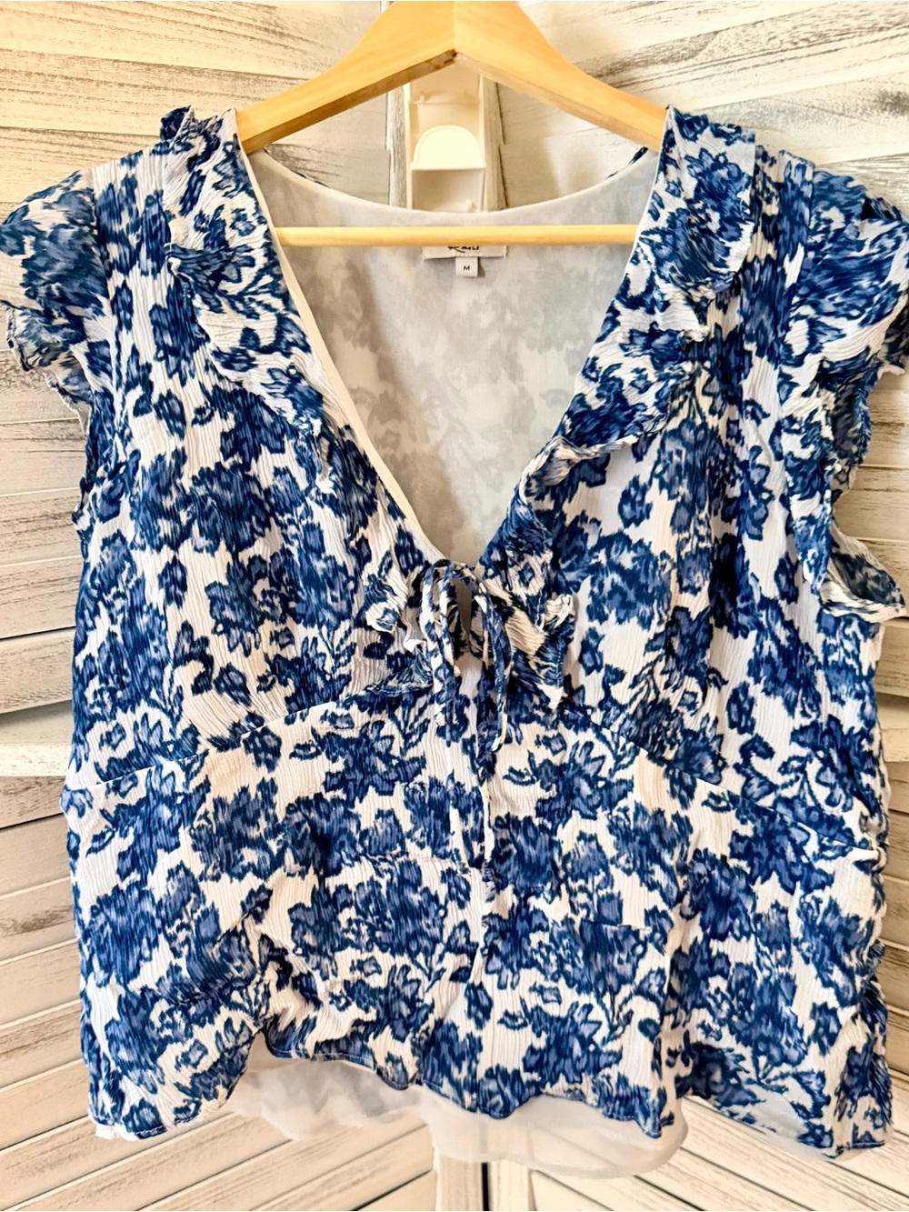 Rails Carmine Blouse Blue Chambray Floral Ruffle V Neck Pleated Top Sz Medium